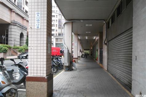 住家騎樓可以停車嗎|道路、人行道、騎樓、退縮地使用原則